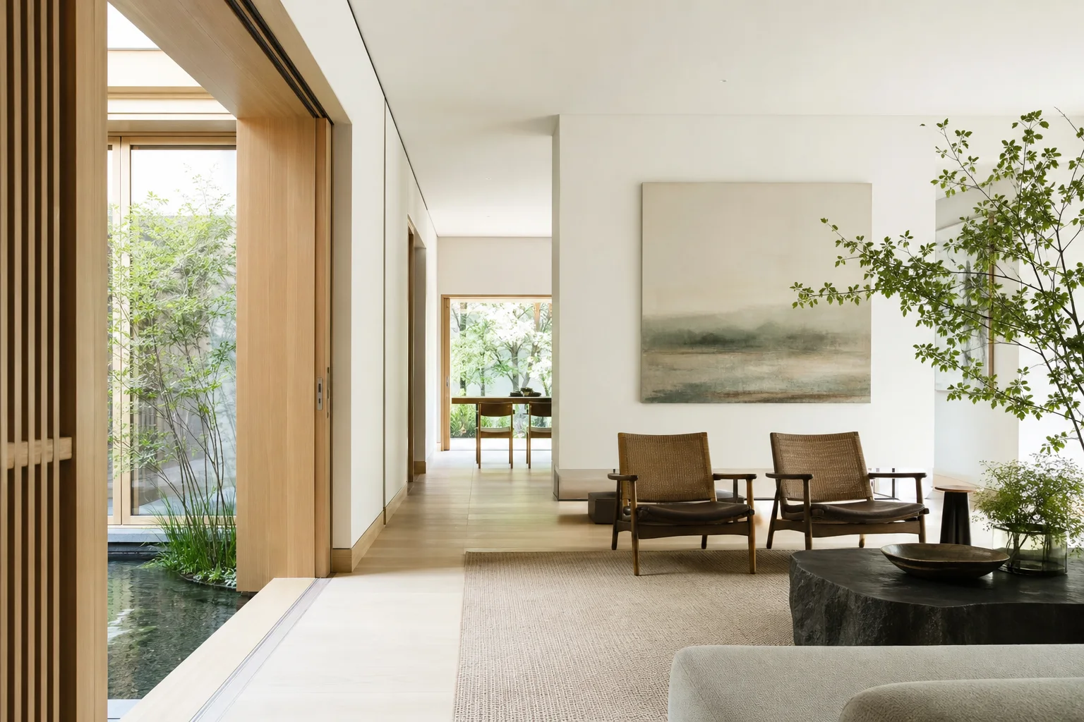 Interior contemporáneo luminoso con circulación clara y composición equilibrada