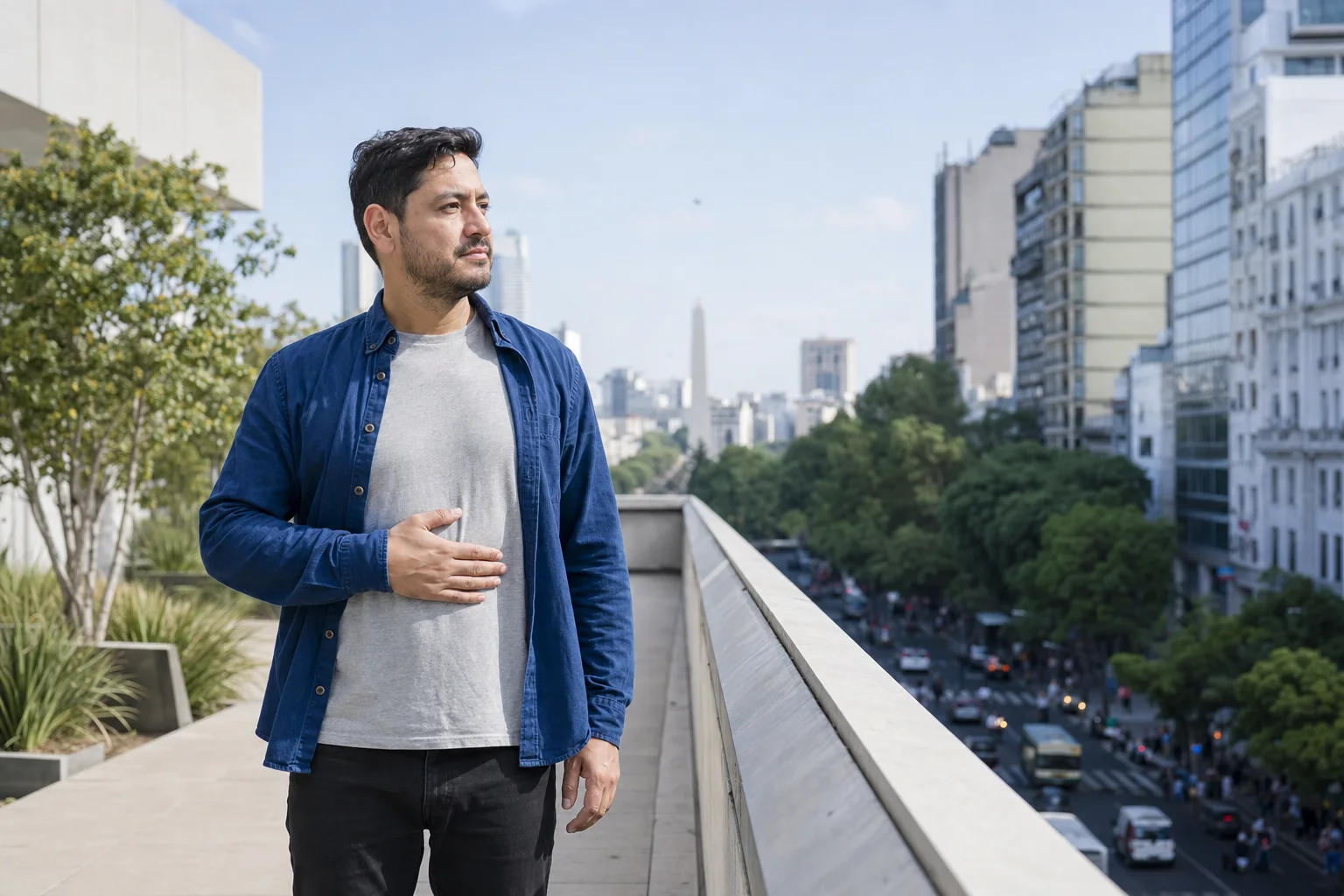Hombre observando conscientemente su respiración en una terraza urbana luminosa